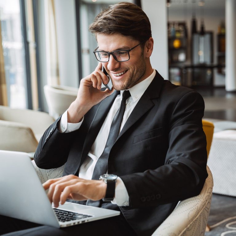 Geschäftsmann auf Dienstreise im Hotel