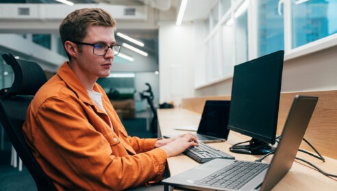 Entwickler am Computer